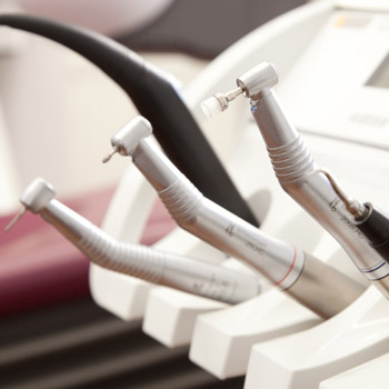 Elektronische zahnärztliche Behandlungsinstrumente (Bohrer) in der Ablage am Behandlungsstuhl